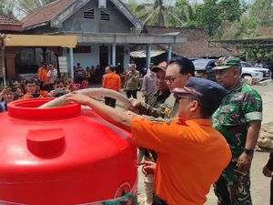 Pemkab Blitar Salurkan Air Bersih kepada Warga Terdampak Kekeringan Pemkab Blitar Salurkan Air Bersih kepada Warga Terdampak Kekeringan