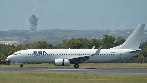 Pesawat yang dioperasikan maskapai penerbangan BBN Airlines Indonesia mendarat perdana di Bandara Internasional I Gusti Ngurah Rai, Badung, Bali, Rabu (2/10/2024). Maskapai baru tersebut menjadi maskapai keempat yang beroperasi perdana di Bandara Bali tahun 2024 dengan menambah konektivitas rute penerbangan Jakarta-Denpasar yang merupakan rute domestik terpadat di bandara itu yaitu 3.659.106 penumpang selama Januari - September 2024 atau 49 persen dari keseluruhan jumlah penumpang domestik. ANTARA FOTO/Fikri Yusuf/nym.