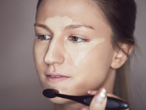 5 Perbedaan Concealer dan Foundation yang Perlu Kamu Ketahui Sebelum Makeup