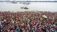 Peringati Hari Mahalaya, Umat Hindu India Kumpul di Tepi Sungai