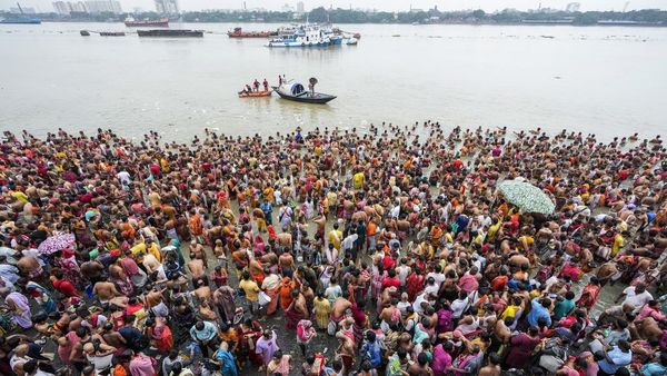 Peringati Hari Mahalaya, Umat Hindu India Kumpul di Tepi Sungai