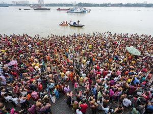 Peringati Hari Mahalaya, Umat Hindu India Kumpul di Tepi Sungai Peringati Hari Mahalaya, Umat Hindu India Kumpul di Tepi Sungai