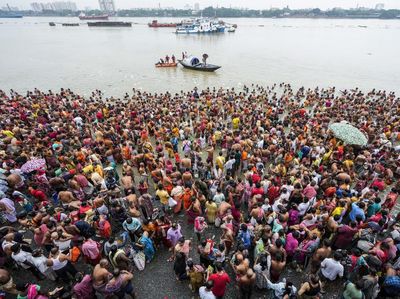 Peringati Hari Mahalaya, Umat Hindu India Kumpul di Tepi Sungai