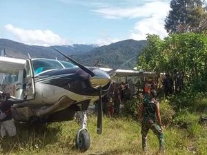Pesawat Smart Air Bawa Beras Bantuan Tergelincir di Intan Jaya Papua Tengah Pesawat Smart Air Bawa Beras Bantuan Tergelincir di Intan Jaya Papua Tengah