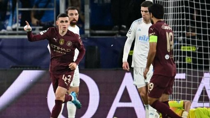 Manchester Citys English midfielder #47 Phil Foden (L) celebrates after scoring a goal during the UEFA Champions League football match between SK Slovan Bratislava and Manchester City in Bratislava, Slovakia on October 1, 2024. (Photo by Joe Klamar / AFP)