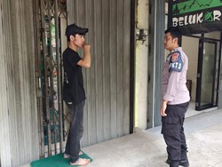 Polisi Cek TKP Viral Maling Pecah Kaca Mobil Curi Tas Ransel di Depok