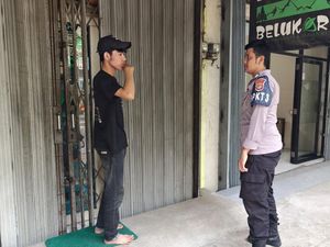 Polisi Cek TKP Viral Maling Pecah Kaca Mobil Curi Tas Ransel di Depok Polisi Cek TKP Viral Maling Pecah Kaca Mobil Curi Tas Ransel di Depok