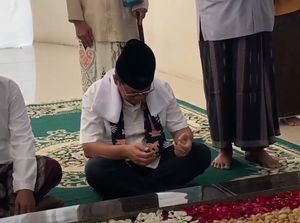 Video: Momen Pramono Ziarah ke Makam KH Zainuddin MZ Video: Momen Pramono Ziarah ke Makam KH Zainuddin MZ