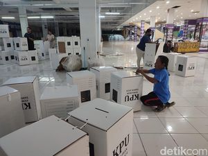 Cerita Putu Sri, Cari Cuan Jadi Perakit Kotak Suara di Tabanan