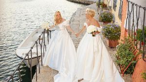 Foto Pernikahan Kontroversial Rebel Wilson, Pengantin Sama-sama Pakai Gaun
