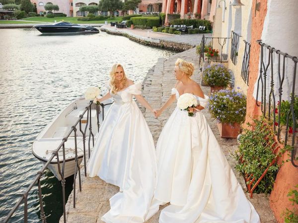 Foto Pernikahan Kontroversial Rebel Wilson, Pengantin Sama-sama Pakai Gaun