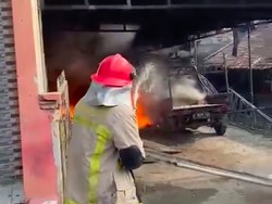 Rumah Bos Laundry di Tangerang Terbakar, Mobil hingga Motor Tersambar Api