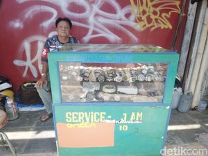 Kesetiaan Satria Puluhan Tahun Tekuni Usaha Jual-Beli Jam Tangan Kesetiaan Satria Puluhan Tahun Tekuni Usaha Jual-Beli Jam Tangan