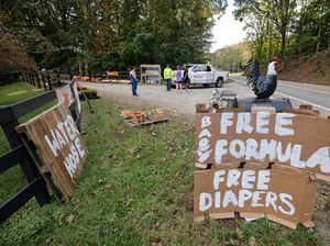 Setelah Dihantam Badai, Warga AS Bagi-bagi Popok hingga WiFi Gratis