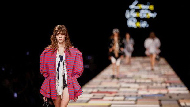 A model presents a creation by designer Nicolas Ghesquiere as part of his Spring/Summer 2025 Women's ready-to-wear collection show for fashion house Louis Vuitton during Paris Fashion Week in Paris, France, October 1, 2024. REUTERS/Johanna Geron