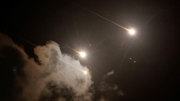 Tegang! Rudal Iran Beterbangan di Langit Israel