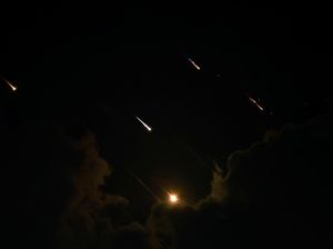 Iran Gunakan Rudal Hipersonik untuk Hujani Langit Israel Iran Gunakan Rudal Hipersonik untuk Hujani Langit Israel