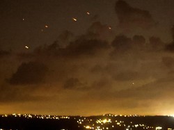 Hizbullah Tembakkan Rentetan Roket ke Pangkalan Militer Israel