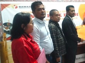 Tim Satika-Sarlandy Laporkan Panwas Pasang Baliho Cabup ke Bawaslu Taput Tim Satika-Sarlandy Laporkan Panwas Pasang Baliho Cabup ke Bawaslu Taput