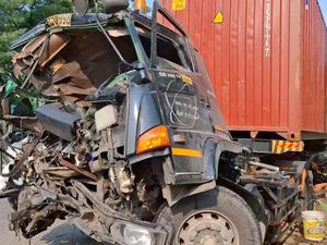Truk Muatan Benang Tabrak Truk di Tol Cipularang, 1 Orang Tewas Truk Muatan Benang Tabrak Truk di Tol Cipularang, 1 Orang Tewas