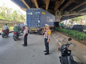 Truk Trailer Pecah Ban di Jakut lalu Tabrak 2 Pengendara Motor Truk Trailer Pecah Ban di Jakut lalu Tabrak 2 Pengendara Motor
