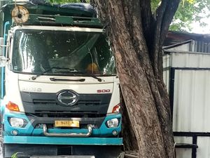 Diduga Sopir Ngantuk, Truk Fuso Tabrak Warung dan 4 Motor di Gresik