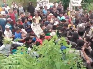 Kronologi Pemred Floresa Ditangkap-Disiksa Saat Liput Demo Tolak Geotermal Kronologi Pemred Floresa Ditangkap-Disiksa Saat Liput Demo Tolak Geotermal