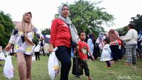 Warga Serbu Sembako Murah di Mampang Prapatan