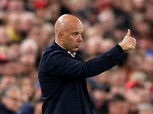 Liverpool Hajar Bologna, Arne Slot Ukir Sejarah