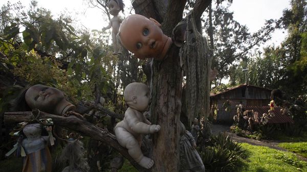 5 Tempat Wisata Paling Unik di Dunia, Ada Pulau Boneka Seram