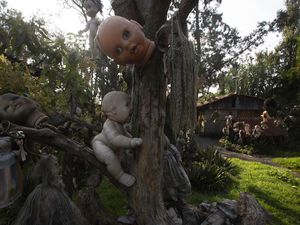 5 Tempat Wisata Paling Unik di Dunia, Ada Pulau Boneka Seram