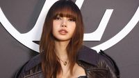Adu Gaya Lisa BLACKPINK & Hyein NewJeans di Fashion Show Louis Vuitton
