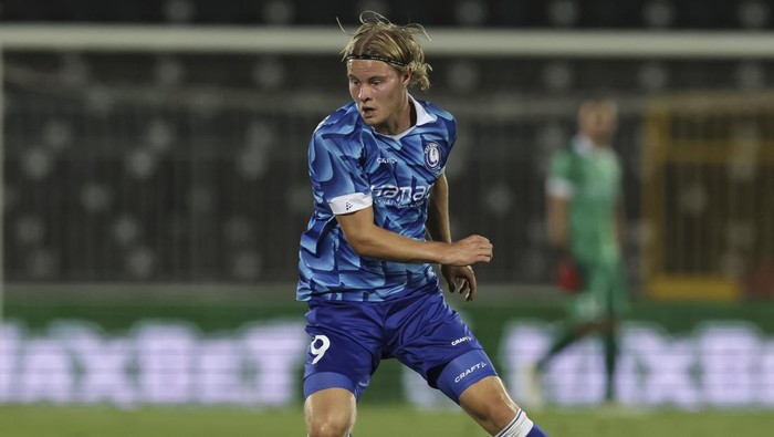 BELGRADE, SERBIA - AUGUST 22: Andri Gudjohnsen of KAA Gent controls the ball during the UEFA Conference League Play Off match between FK Partizan Belgrade and KAA Gent  on August 22, 2024 in Belgrade, Serbia. (Photo by Srdjan Stevanovic/Getty Images)