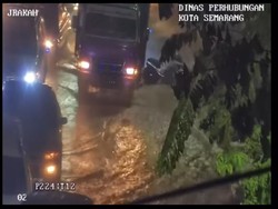Viral Luapan Air di Jerakah Semarang Bikin Pemotor Jatuh, Ini Kata BPBD-Polisi