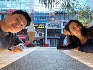 Romantis! Momen Beby Tsabina dan Rizki Natakusumah saat Kompak Kulineran