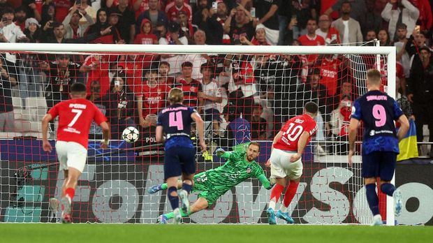 Soccer Football - Champions League - Benfica v Atletico Madrid - Estadio da Luz, Lisbon, Portugal - October 2, 2024 Benfica's Orkun Kokcu scores their fourth goal from the penalty spot past Atletico Madrid's Jan Oblak REUTERS/Pedro Nunes