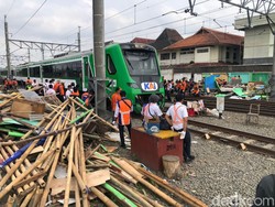 Potret KAI Bersih-bersih Kawasan Bong Suwung Jogja Usai Sterilisasi