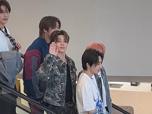 Boy Story Main ke Mal Jakbar Jelang Manggung di Senayan Boy Story Main ke Mal Jakbar Jelang Manggung di Senayan