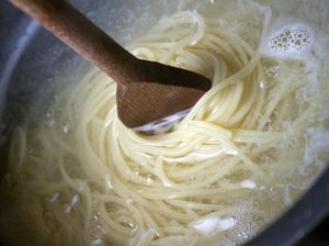 Jangan Tambahkan Minyak Zaitun dalam Air Perebus Pasta, Ini Alasannya Jangan Tambahkan Minyak Zaitun dalam Air Perebus Pasta, Ini Alasannya