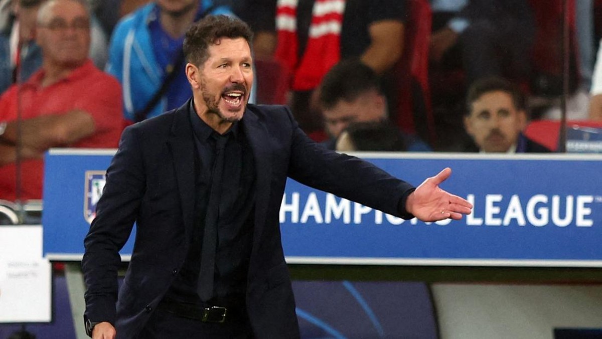 Diego Simeone bertanggung jawab atas kekalahan telak Atletico Madrid dari Benfica di Liga Champions (Foto: REUTERS/Pedro Nunes)