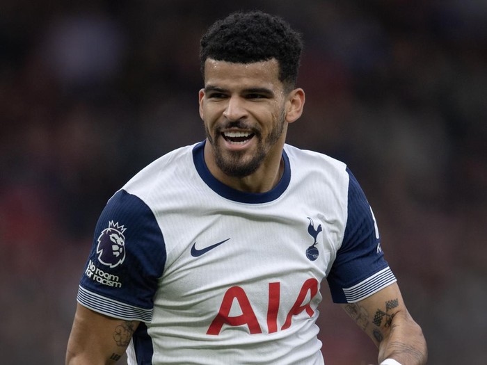 MANCHESTER, ENGLAND - SEPTEMBER 29: Dominic Solanke of Tottenham Hotspur in action during the Premier League match between Manchester United FC and Tottenham Hotspur FC at Old Trafford on September 29, 2024 in Manchester, England. (Photo by Visionhaus/Getty Images)