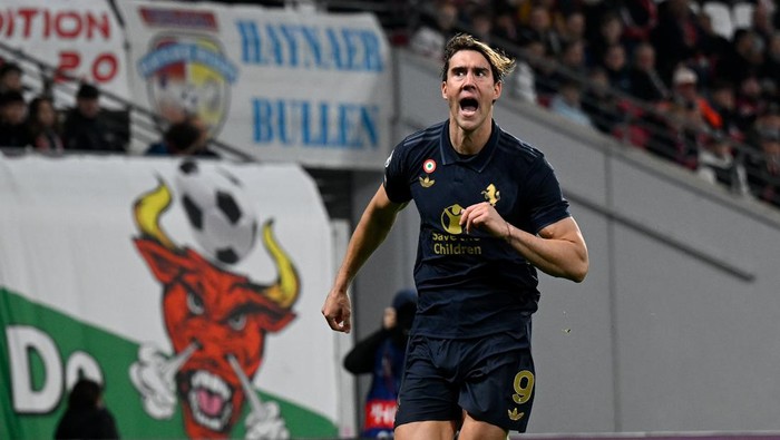 LEIPZIG, GERMANY - OCTOBER 2: Dusan Vlahovic of Juventus celebrates 1-1 goal during the UEFA Champions League 2024/25 League Phase MD2 match between RB Leipzig and Juventus at Leipzig Stadium on October 2, 2024 in Leipzig, Germany. (Photo by Daniele Badolato - Juventus FC/Juventus FC via Getty Images)
