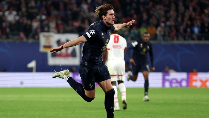 LEIPZIG, GERMANY - OCTOBER 02: Dusan Vlahovic of Juventus celebrates scoring his teams second goal during the UEFA Champions League 2024/25 League Phase MD2 match between RB Leipzig and Juventus at Leipzig Stadium on October 02, 2024 in Leipzig, Germany. (Photo by Maja Hitij/Getty Images)
