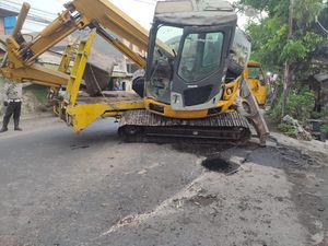 Ekskavator Jatuh dari Truk Bikin Raya Simpang Cangkir Gresik Macet Parah Ekskavator Jatuh dari Truk Bikin Raya Simpang Cangkir Gresik Macet Parah