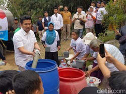 Senyum Warga Kampak Trenggalek Saat Air Bersih dari Emil Dardak Tiba
