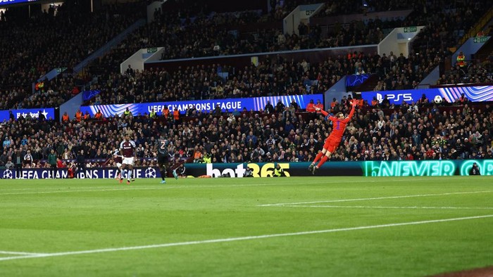 Aston Villas Columbian striker #09 Jhon Duran scores the opening goal during the UEFA Champions League league stage football match between Aston Villa and Bayern Munich at Villa Park in Birmingham, central England on October 2, 2024. (Photo by Darren Staples / AFP)