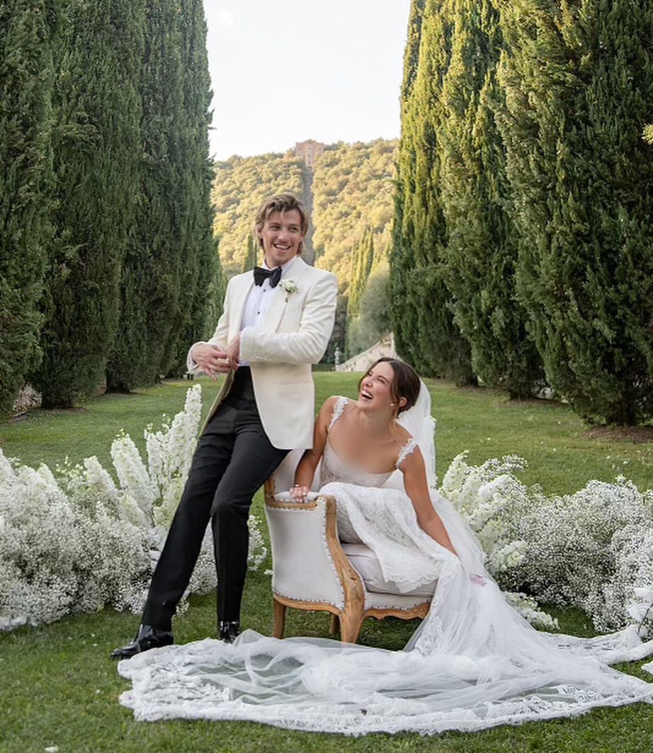 Foto pernikahan Millie Bobby Brown dan Jake Bongiovi