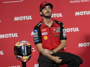Bagnaia Protes Aksi Konyol Marquez Buang Sampah di Sirkuit Bagnaia Protes Aksi Konyol Marquez Buang Sampah di Sirkuit