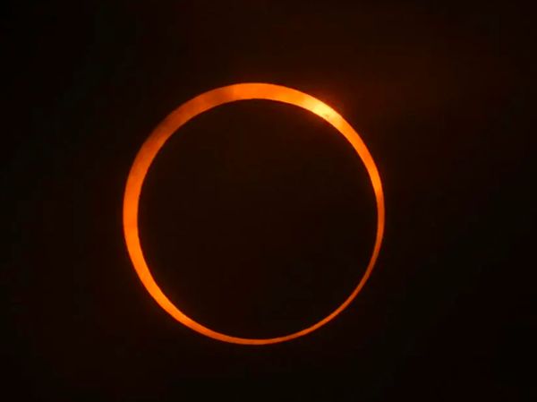 Pemandangan Indah Gerhana Matahari Cincin dari Wilayah Terpencil