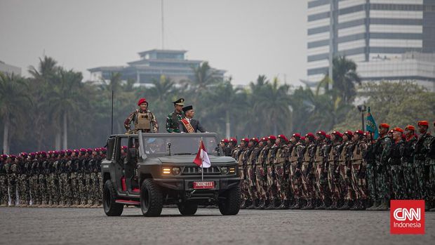 Tentara Nasional Indonesia (TNI) menggelar gladi bersih peringatan puncak HUT ke-79 TNI. Dalam gladi ini, sebanyak 30.206 prajurit dari TNI AD, AL, dan AU diturunkan. (CNN Indonesia/ Adi Ibrahim)